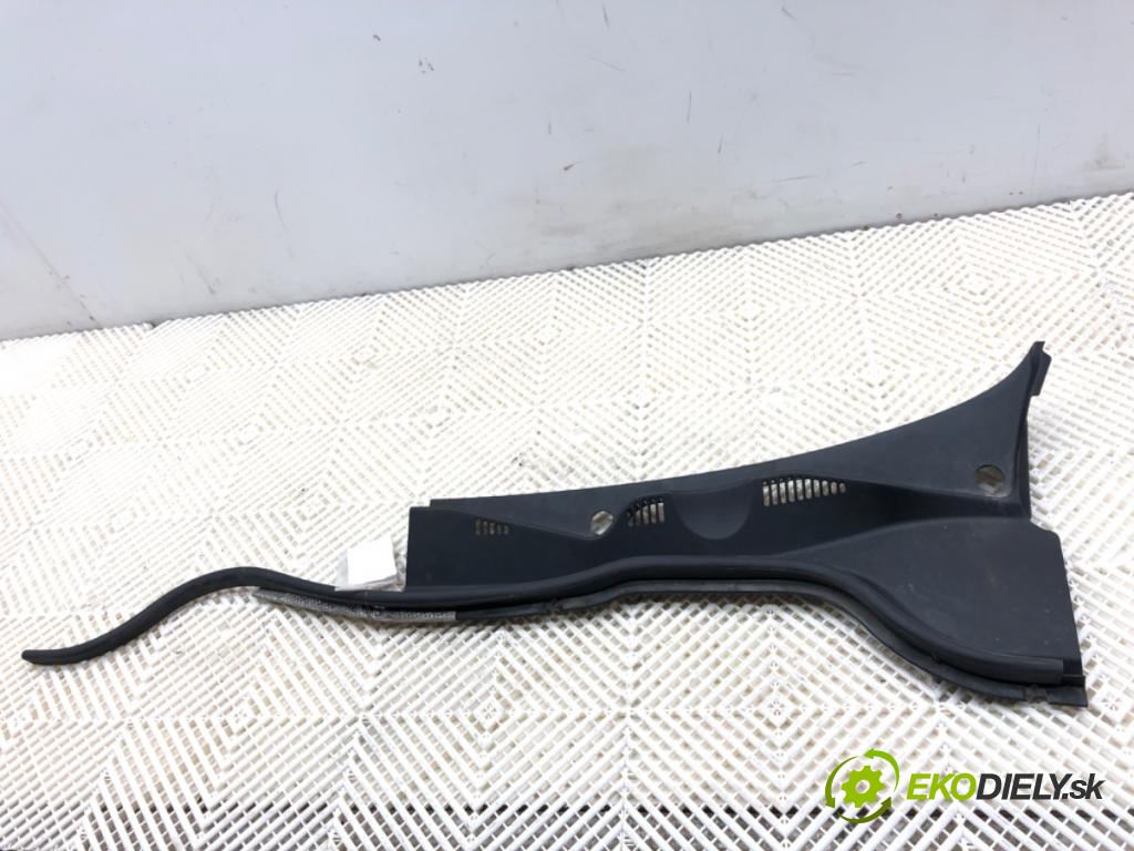 VW PASSAT B7 Kombi 2012 100 kW 2.0 TDI 1968 torpédo plast pod čelní okno levé 3C1819403B