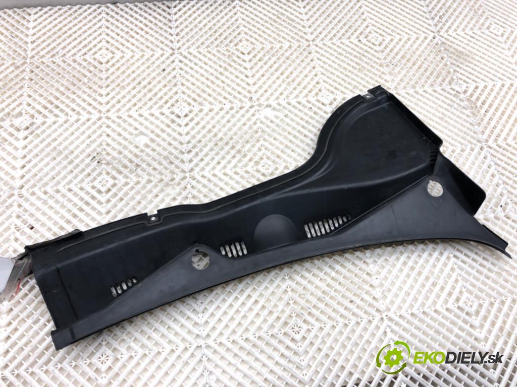 VW PASSAT B7 Kombi 2012 100 kW 2.0 TDI 1968 torpédo plast pod čelní okno levé 3C1819403B