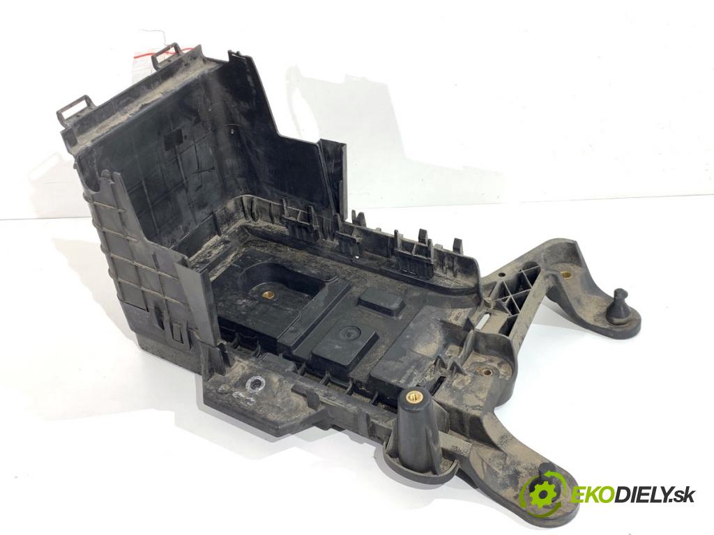 VW PASSAT B7 Kombi 2012 100 kW 2.0 TDI 1968 obal akumulátora 1K0915333