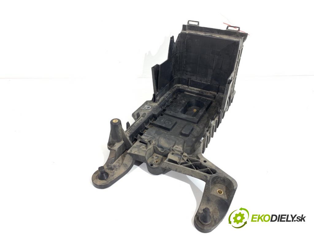 VW PASSAT B7 Kombi 2012 100 kW 2.0 TDI 1968 obal akumulátora 1K0915333