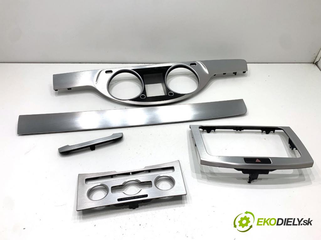 VW PASSAT B7 Kombi 2012 100 kW 2.0 TDI 1968 lišty kryt 3C8863082A 3AB858366 (Lišta)