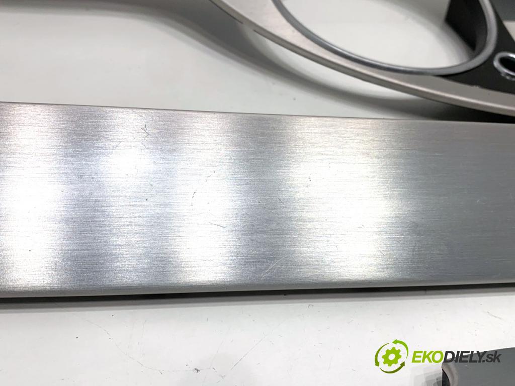 VW PASSAT B7 Kombi 2012 100 kW 2.0 TDI 1968 lišty kryt 3C8863082A 3AB858366 (Lišta)