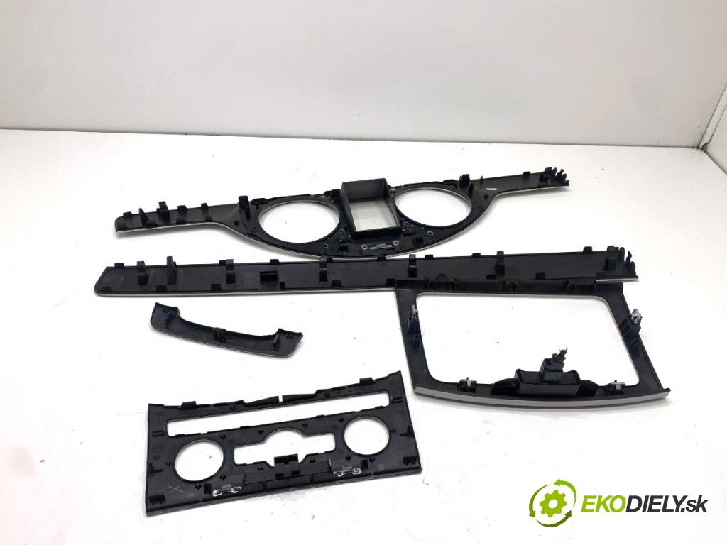 VW PASSAT B7 Kombi 2012 100 kW 2.0 TDI 1968 lišty kryt 3C8863082A 3AB858366 (Lišta)