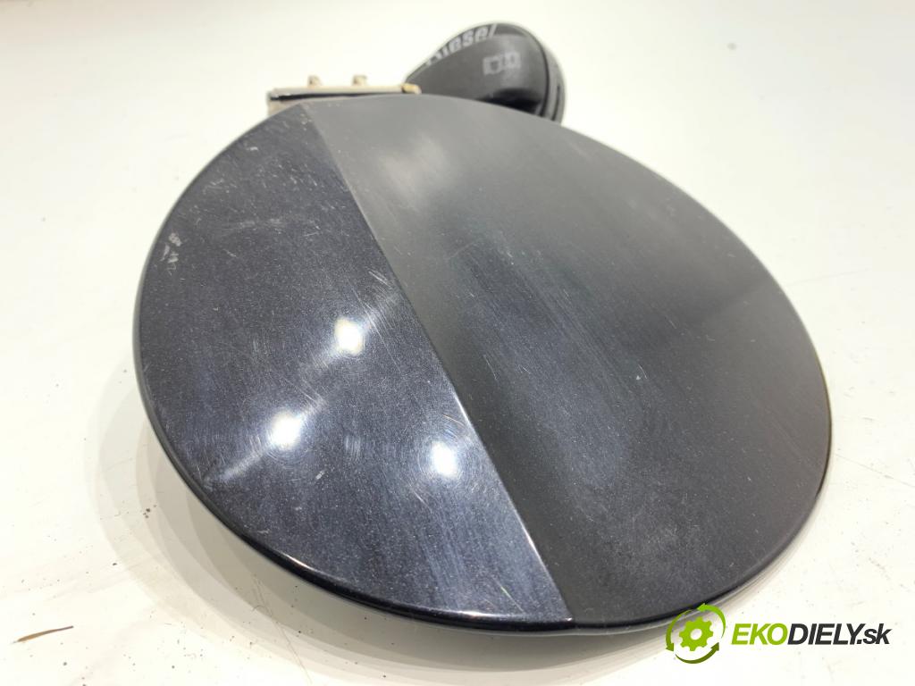 VW PASSAT B7 Kombi 2012 100 kW 2.0 TDI 1968 dvířka nádrže paliva  (Klika dveří ostatní)