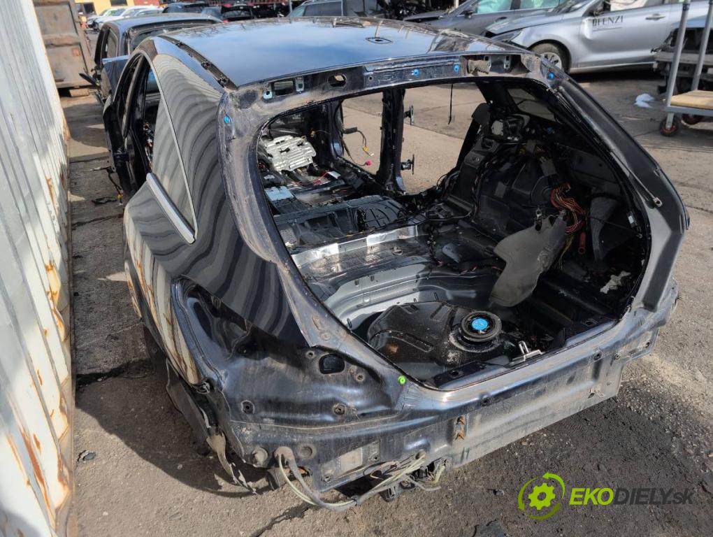 MERCEDES-BENZ W218 Kombi 2016 190 kW CLS 350 d 4-matic (218.994) 2987 karoséria ČTVRŤÁK: Blatník prah strecha PODŁUŻNICA