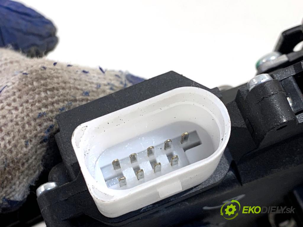 VW GOLF V liftback 2003 103 kW 2.0 TDI 1968 zámok Dvere pravy predný