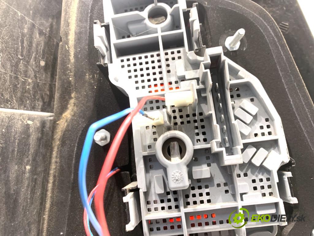 MERCEDES-BENZ X204 SUV 2012 125 kW 220 CDI (204.902) 2143 světlo pravý zadní část A2048202664