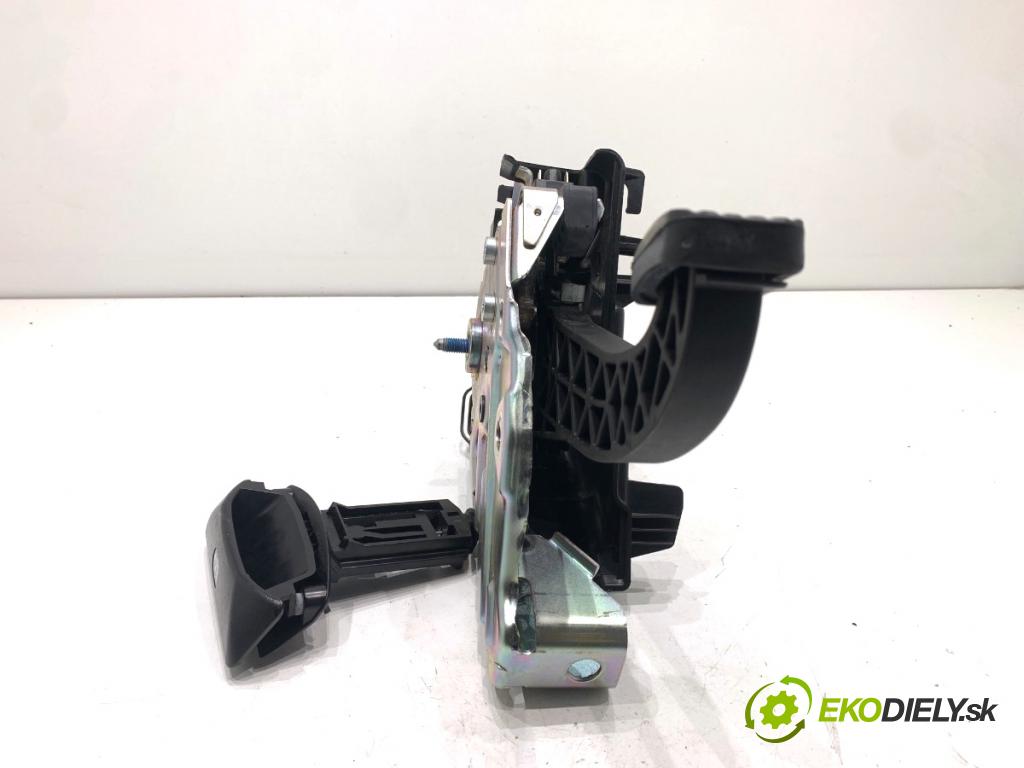 MERCEDES-BENZ X204 SUV 2012 125 kW 220 CDI (204.902) 2143 kulisa brzdy ruční brzdy A2044200177