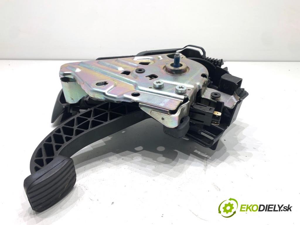 MERCEDES-BENZ X204 SUV 2012 125 kW 220 CDI (204.902) 2143 kulisa brzdy ruční brzdy A2044200177