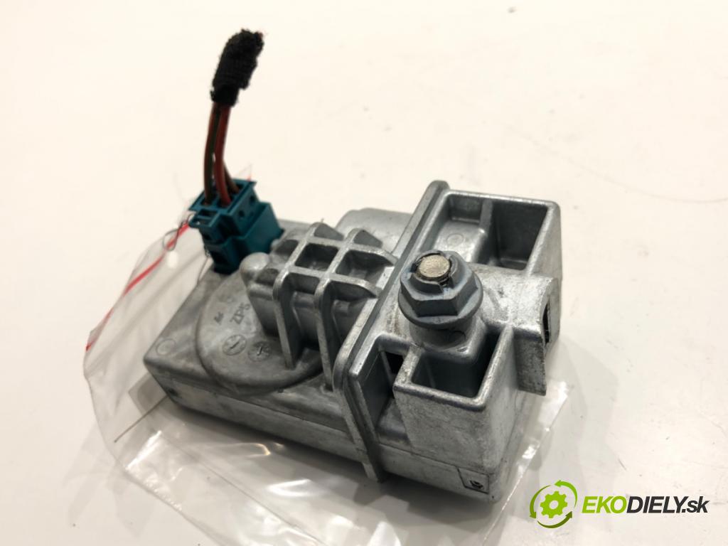 MERCEDES-BENZ X204 SUV 2012 125 kW 220 CDI (204.902) 2143 blokáda volantu A2045458132 (Řízení ostatní)