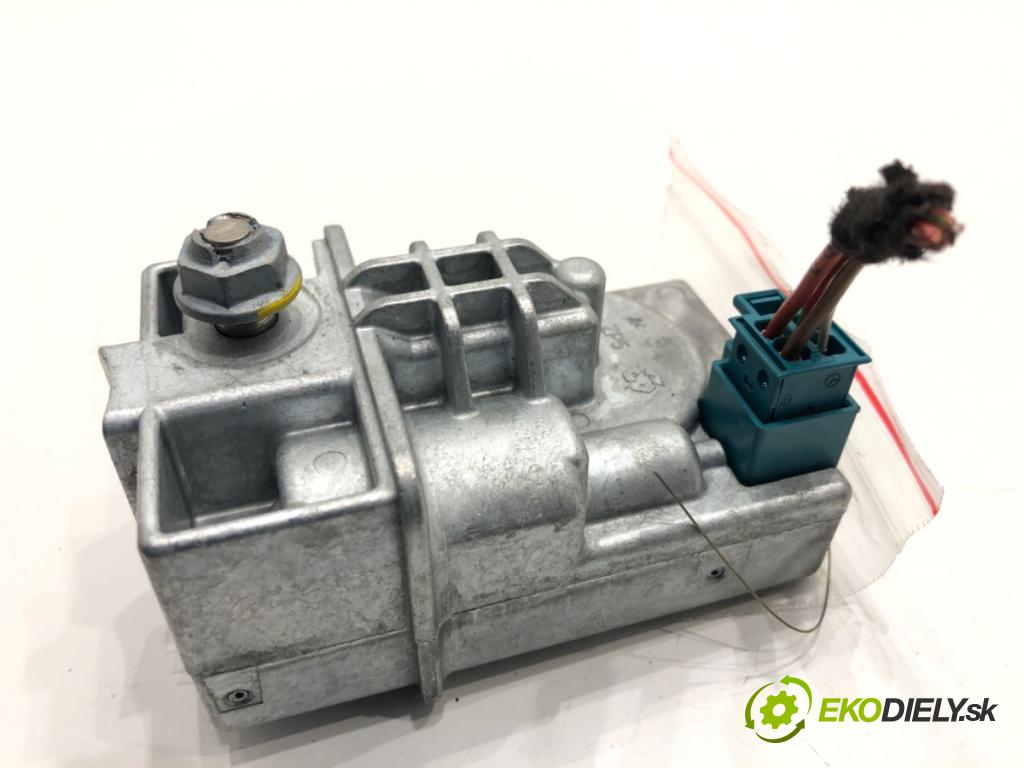 MERCEDES-BENZ X204 SUV 2012 125 kW 220 CDI (204.902) 2143 blokáda volantu A2045458132 (Řízení ostatní)