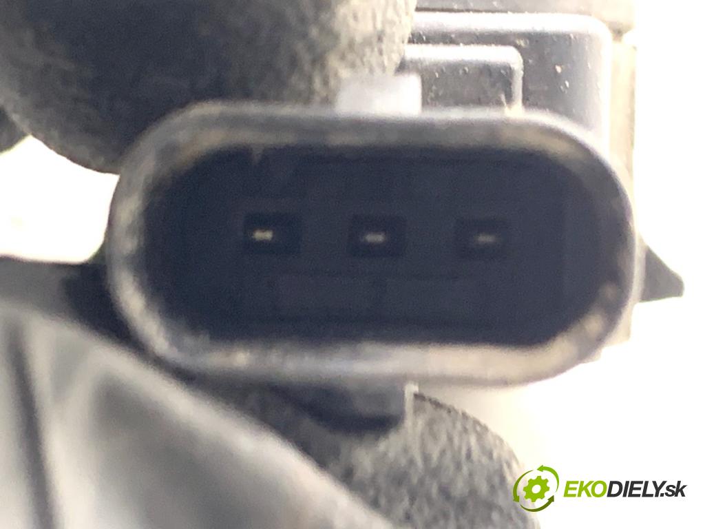 MERCEDES-BENZ X204 SUV 2012 125 kW 220 CDI (204.902) 2143 snímač PDC A2215420417