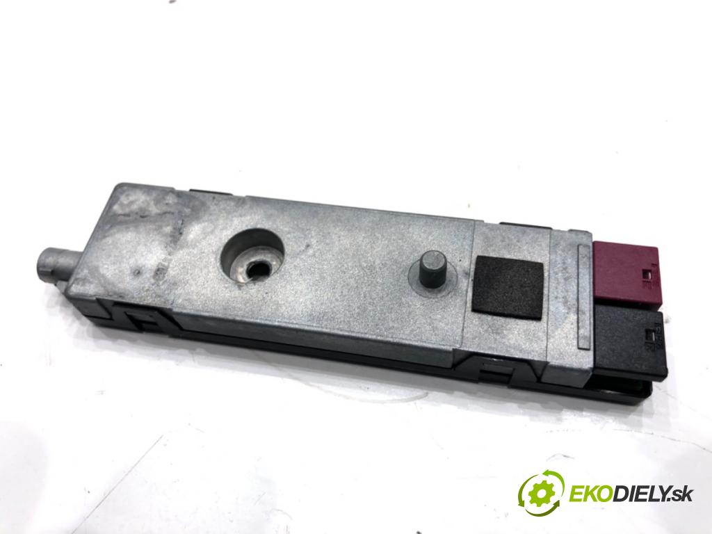 MERCEDES-BENZ X204 SUV 2012 125 kW 220 CDI (204.902) 2143 zesilovač Antenní: A2048202389 (Zesilovač)