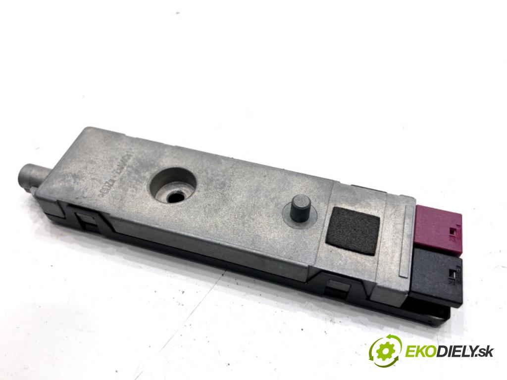 MERCEDES-BENZ X204 SUV 2012 125 kW 220 CDI (204.902) 2143 Zosilňovač Antenní: 2048202489 (Zosilňovač)