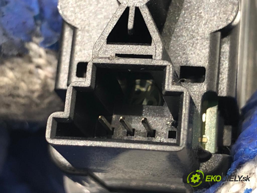 MERCEDES-BENZ X204 SUV 2012 125 kW 220 CDI (204.902) 2143 přepínač otevírání dveří A2049058302 (Páčky pod volantem)