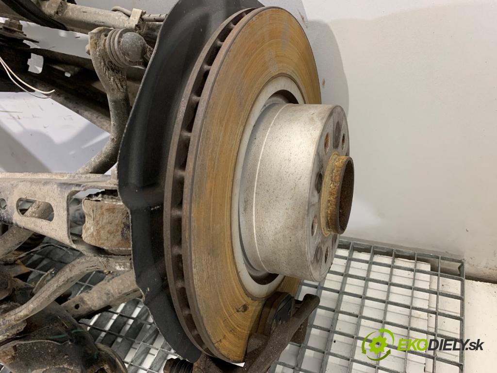 BMW F25 SUV 2013 135 kW xDrive 20 d 1995 výztuha zadní část