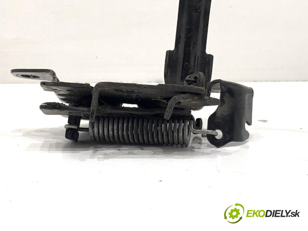 TOYOTA AURIS II liftback 2013 97 kW 1.6 (ZRE181_, ZRE185_) 1598 zámok kapoty přední část