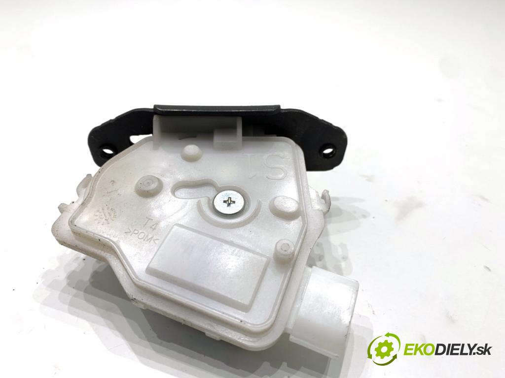 TOYOTA AURIS II liftback 2013 97 kW 1.6 (ZRE181_, ZRE185_) 1598 zámok dveří zadní část