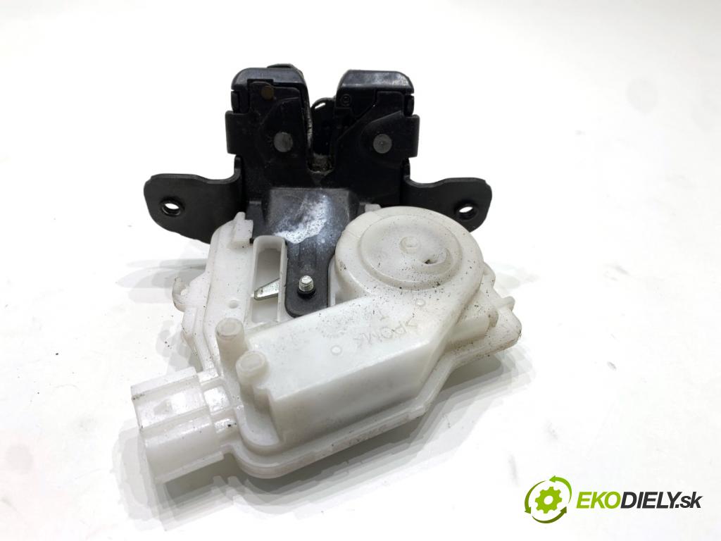 TOYOTA AURIS II liftback 2013 97 kW 1.6 (ZRE181_, ZRE185_) 1598 zámok dveří zadní část