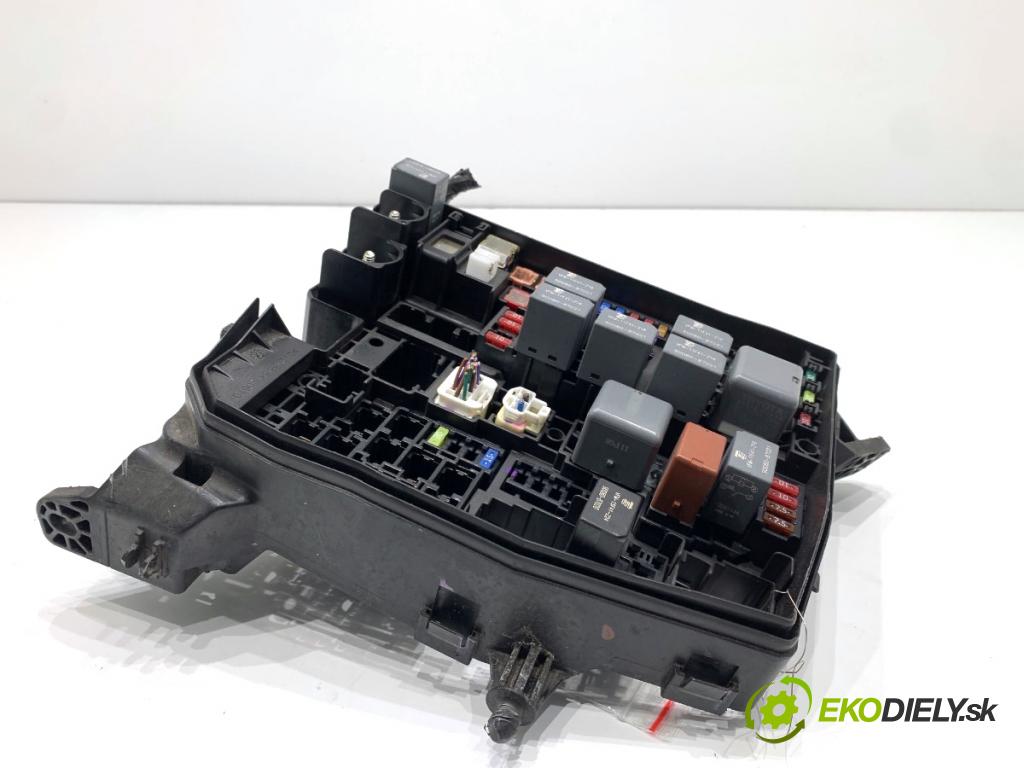 TOYOTA AURIS II liftback 2013 97 kW 1.6 (ZRE181_, ZRE185_) 1598 skříňka poistková  (Pojistková skříňka)