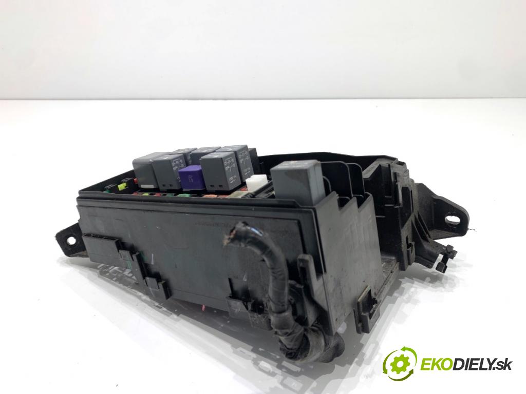 TOYOTA AURIS II liftback 2013 97 kW 1.6 (ZRE181_, ZRE185_) 1598 skříňka poistková  (Pojistková skříňka)