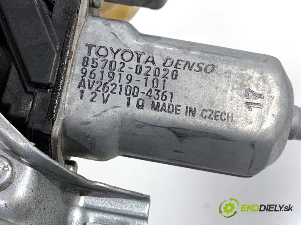 TOYOTA AURIS II liftback 2013 97 kW 1.6 (ZRE181_, ZRE185_) 1598 mechanismus okna levý přední část 85702-02020