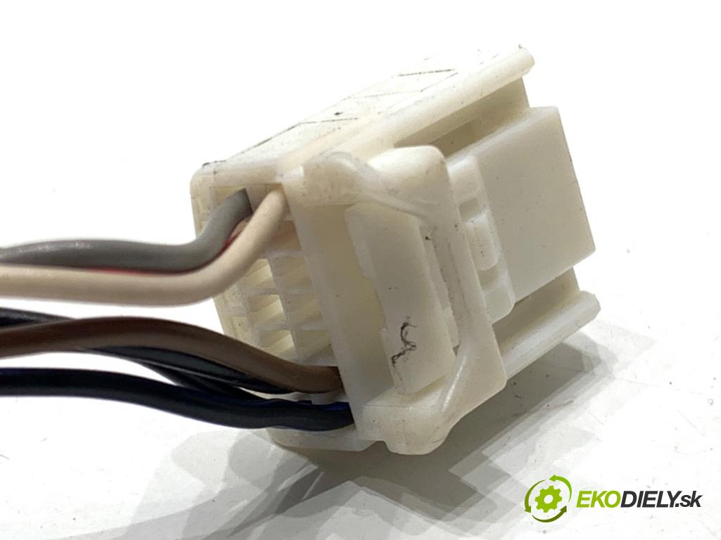 TOYOTA AURIS II liftback 2013 97 kW 1.6 (ZRE181_, ZRE185_) 1598 Spätné zrkadlo ľavy