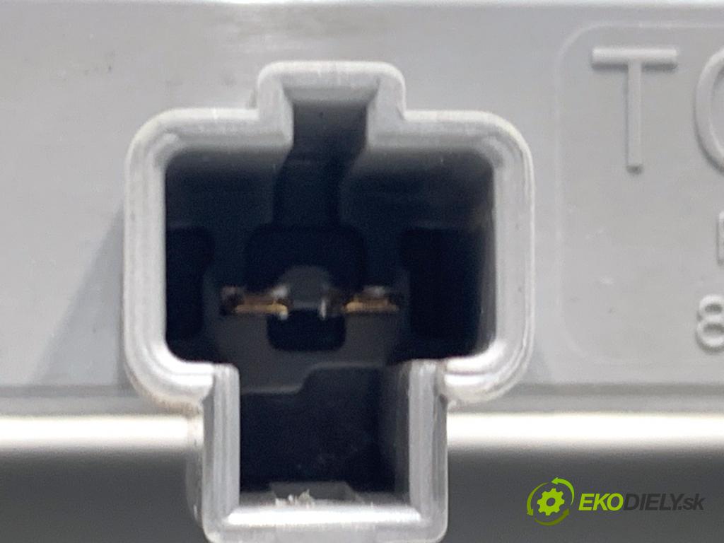 TOYOTA AURIS II liftback 2013 97 kW 1.6 (ZRE181_, ZRE185_) 1598 Svetlo brzdových svetiel 81570-05100