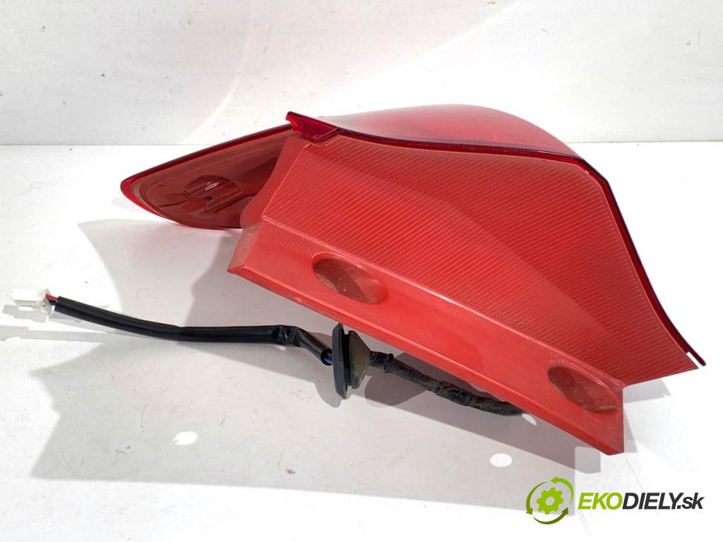 TOYOTA AURIS II liftback 2013 97 kW 1.6 (ZRE181_, ZRE185_) 1598 Svetlo pravy zad