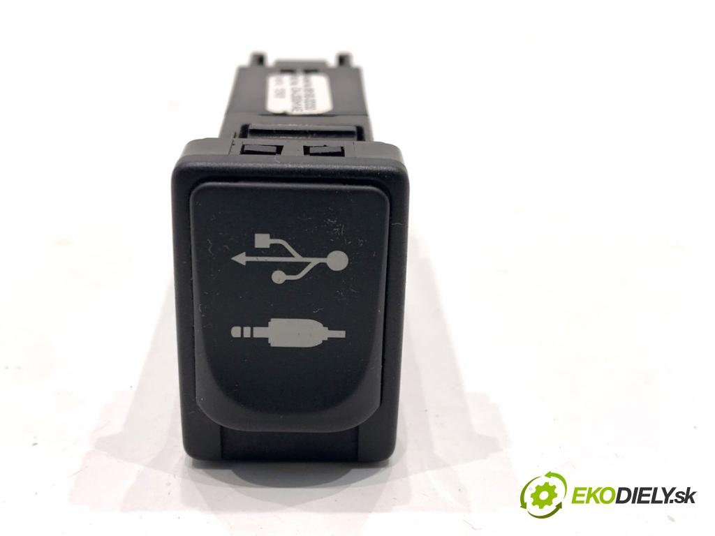 TOYOTA AURIS II liftback 2013 97 kW 1.6 (ZRE181_, ZRE185_) 1598 HNÍZDO: USB 86190-0D030