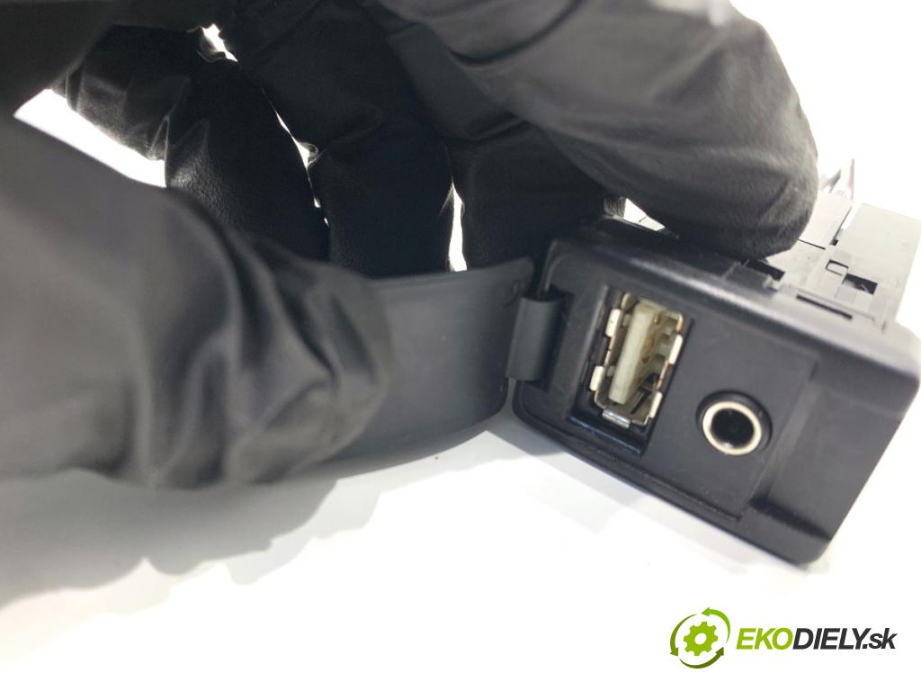 TOYOTA AURIS II liftback 2013 97 kW 1.6 (ZRE181_, ZRE185_) 1598 HNÍZDO: USB 86190-0D030