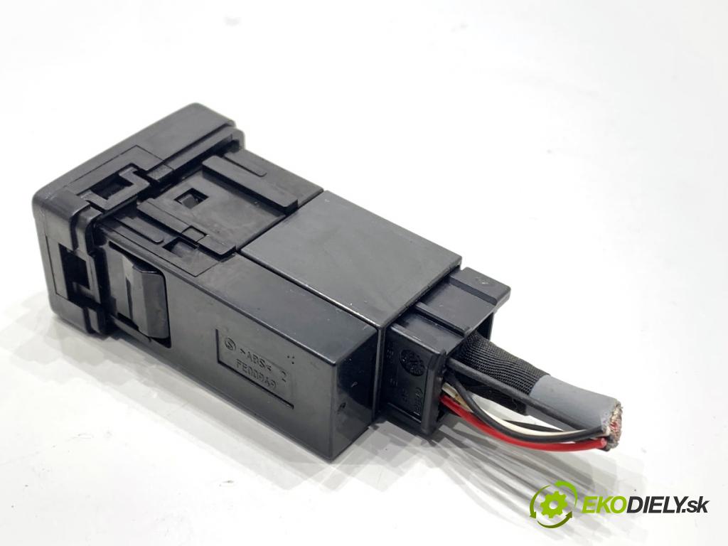 TOYOTA AURIS II liftback 2013 97 kW 1.6 (ZRE181_, ZRE185_) 1598 HNÍZDO: USB 86190-0D030