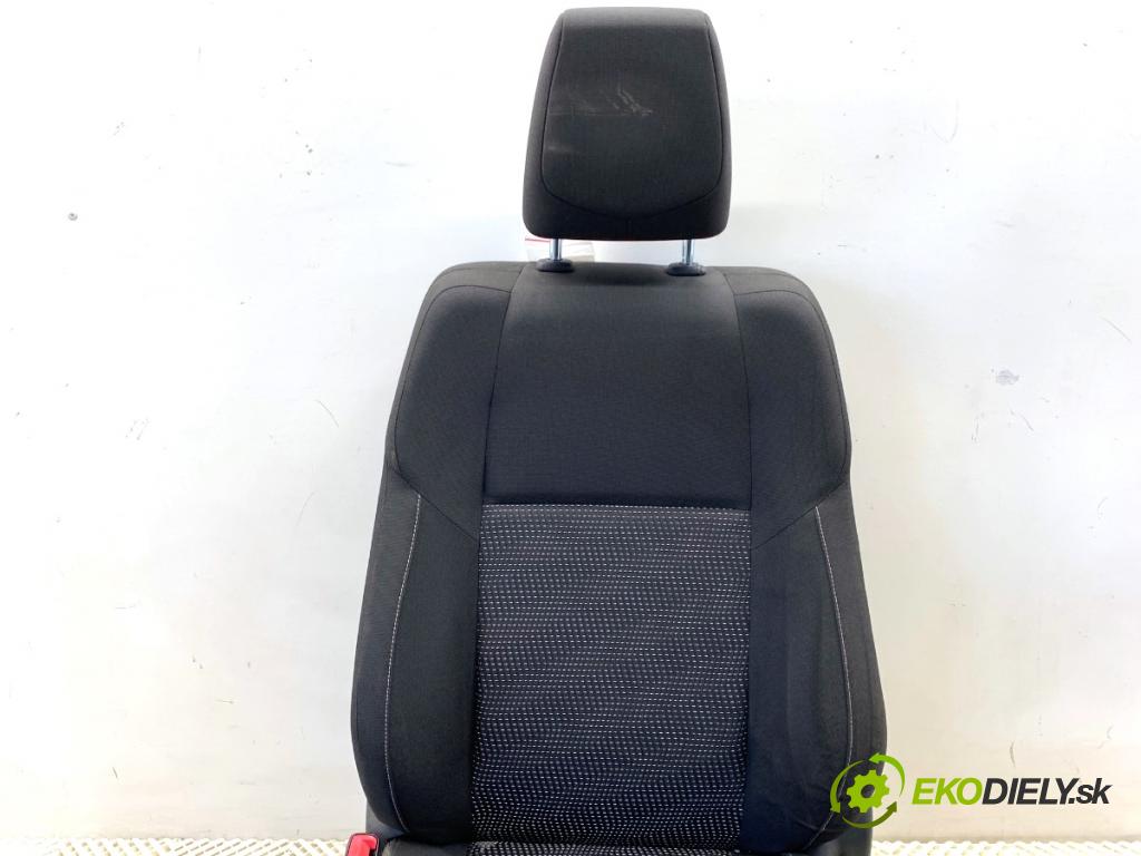 TOYOTA AURIS II liftback 2013 97 kW 1.6 (ZRE181_, ZRE185_) 1598 sedadlo levý přední část