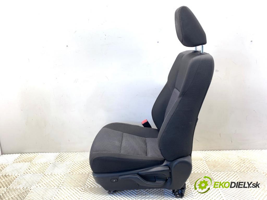 TOYOTA AURIS II liftback 2013 97 kW 1.6 (ZRE181_, ZRE185_) 1598 sedadlo levý přední část