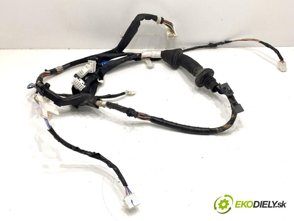 TOYOTA AURIS II liftback 2013 97 kW 1.6 (ZRE181_, ZRE185_) 1598 káblovačka dveře přední část levý 