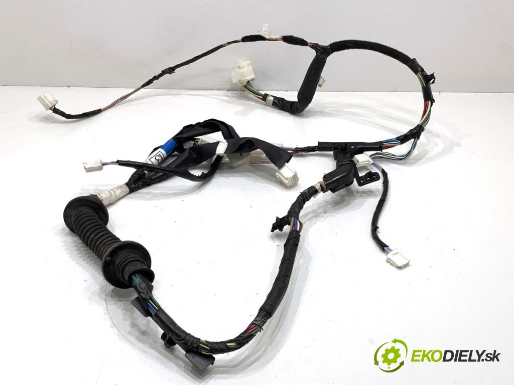 TOYOTA AURIS II liftback 2013 97 kW 1.6 (ZRE181_, ZRE185_) 1598 Káblovačka Dvere predný ľavy