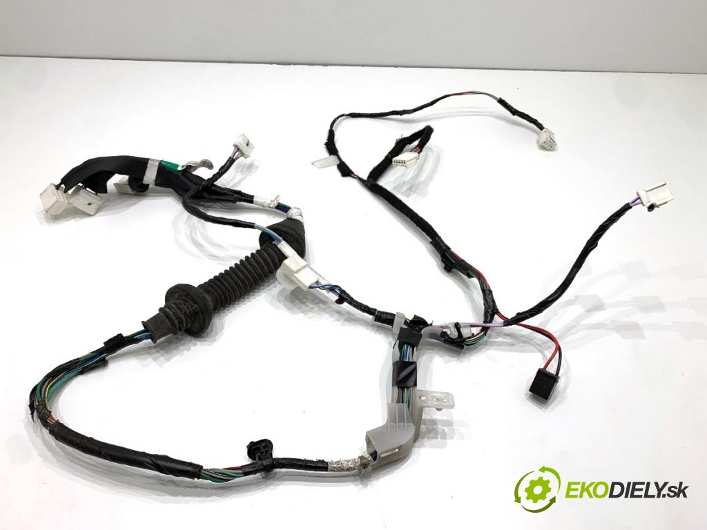 TOYOTA AURIS II liftback 2013 97 kW 1.6 (ZRE181_, ZRE185_) 1598 káblovačka dveře přední část pravý 