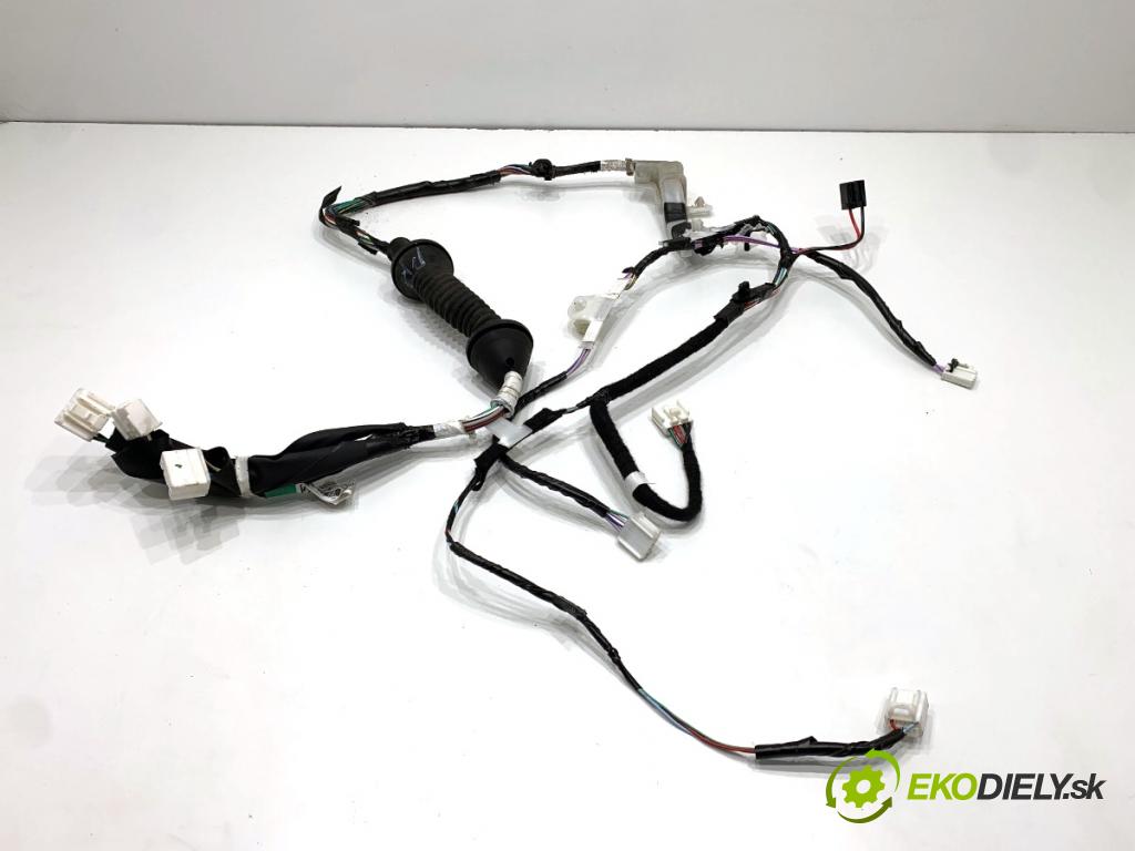 TOYOTA AURIS II liftback 2013 97 kW 1.6 (ZRE181_, ZRE185_) 1598 Káblovačka Dvere predný pravy