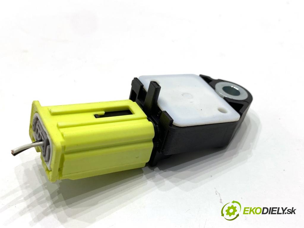 TOYOTA AURIS II liftback 2013 97 kW 1.6 (ZRE181_, ZRE185_) 1598 Snímač nárazu 89831-02150 (Snímač nárazu)