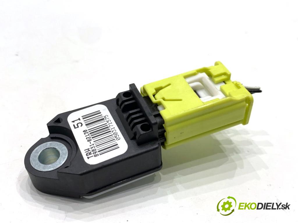 TOYOTA AURIS II liftback 2013 97 kW 1.6 (ZRE181_, ZRE185_) 1598 Snímač nárazu 89831-02130 (Snímač nárazu)