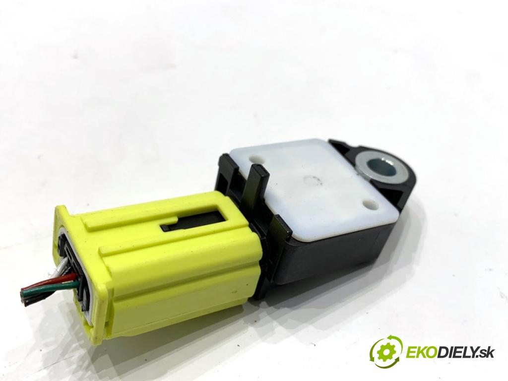 TOYOTA AURIS II liftback 2013 97 kW 1.6 (ZRE181_, ZRE185_) 1598 Snímač nárazu 89831-02130 (Snímač nárazu)