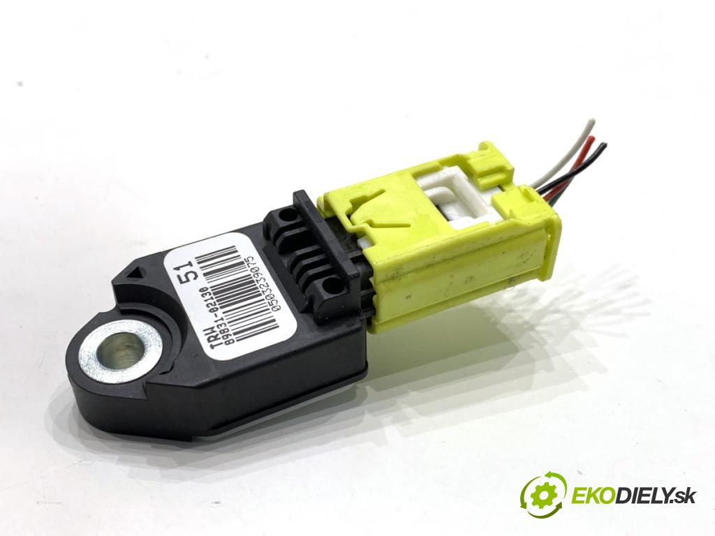 TOYOTA AURIS II liftback 2013 97 kW 1.6 (ZRE181_, ZRE185_) 1598 Snímač nárazu 89831-02130 (Snímač nárazu)