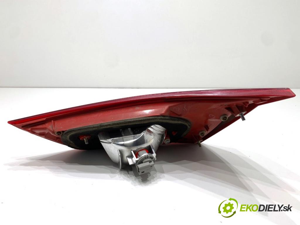TOYOTA AURIS II liftback 2013 97 kW 1.6 (ZRE181_, ZRE185_) 1598 světlo zadní část levá strana vnitřní  (Klika dveří ostatní)