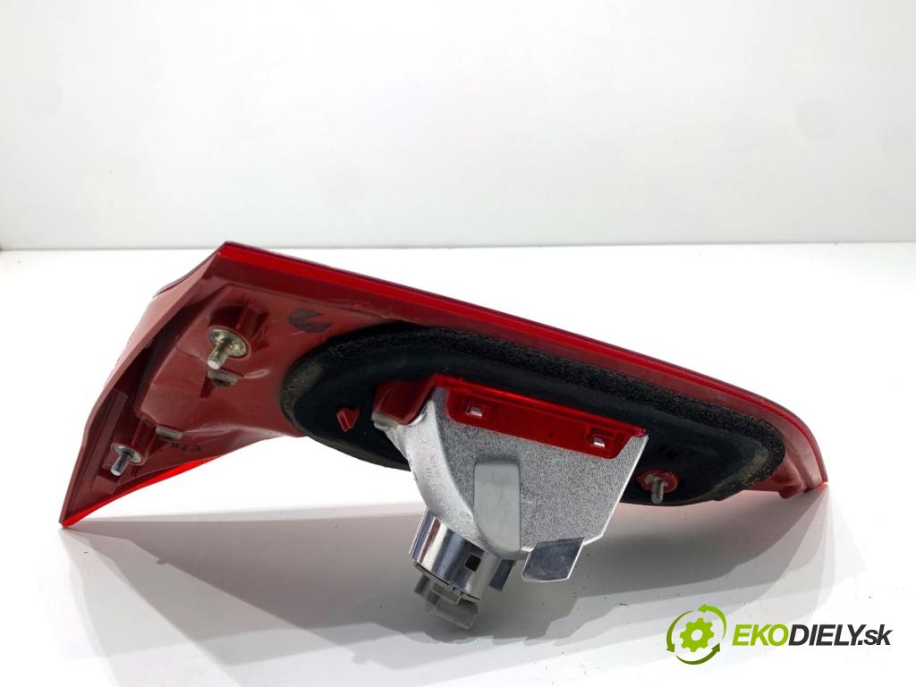 TOYOTA AURIS II liftback 2013 97 kW 1.6 (ZRE181_, ZRE185_) 1598 světlo zadní část levá strana vnitřní  (Klika dveří ostatní)