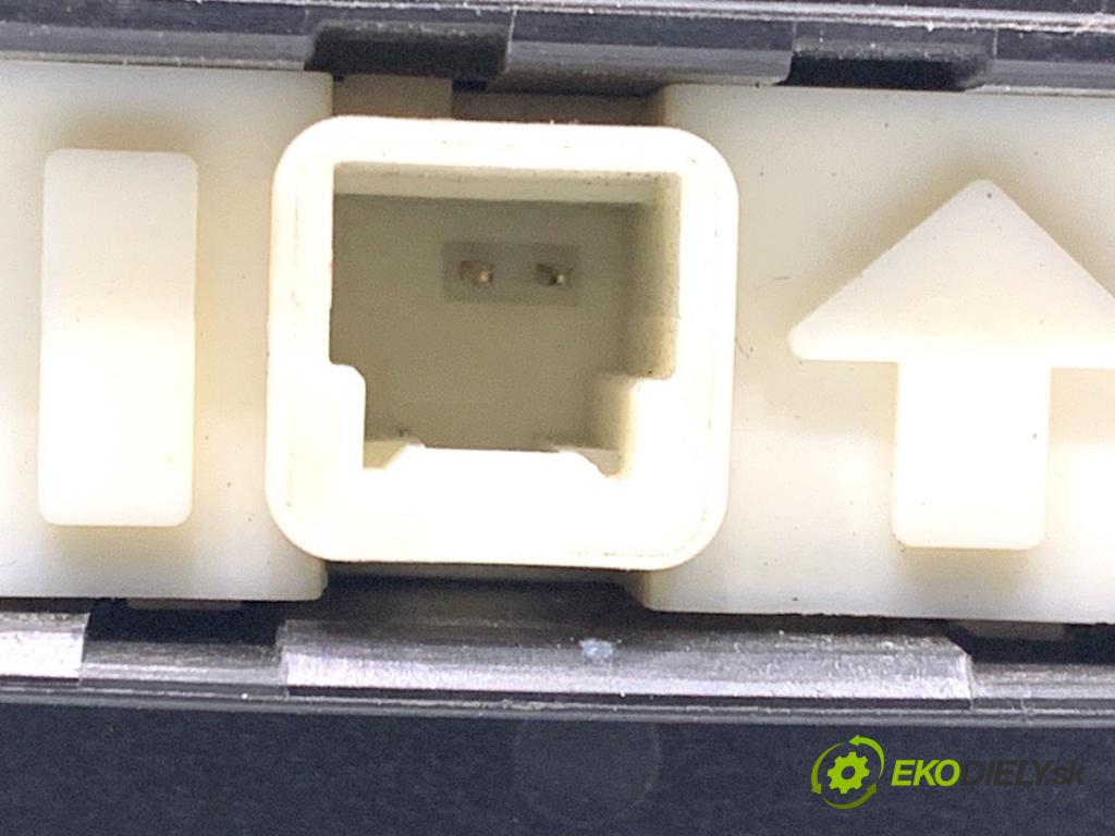 TOYOTA AURIS II liftback 2013 97 kW 1.6 (ZRE181_, ZRE185_) 1598 klika dveří zadní část