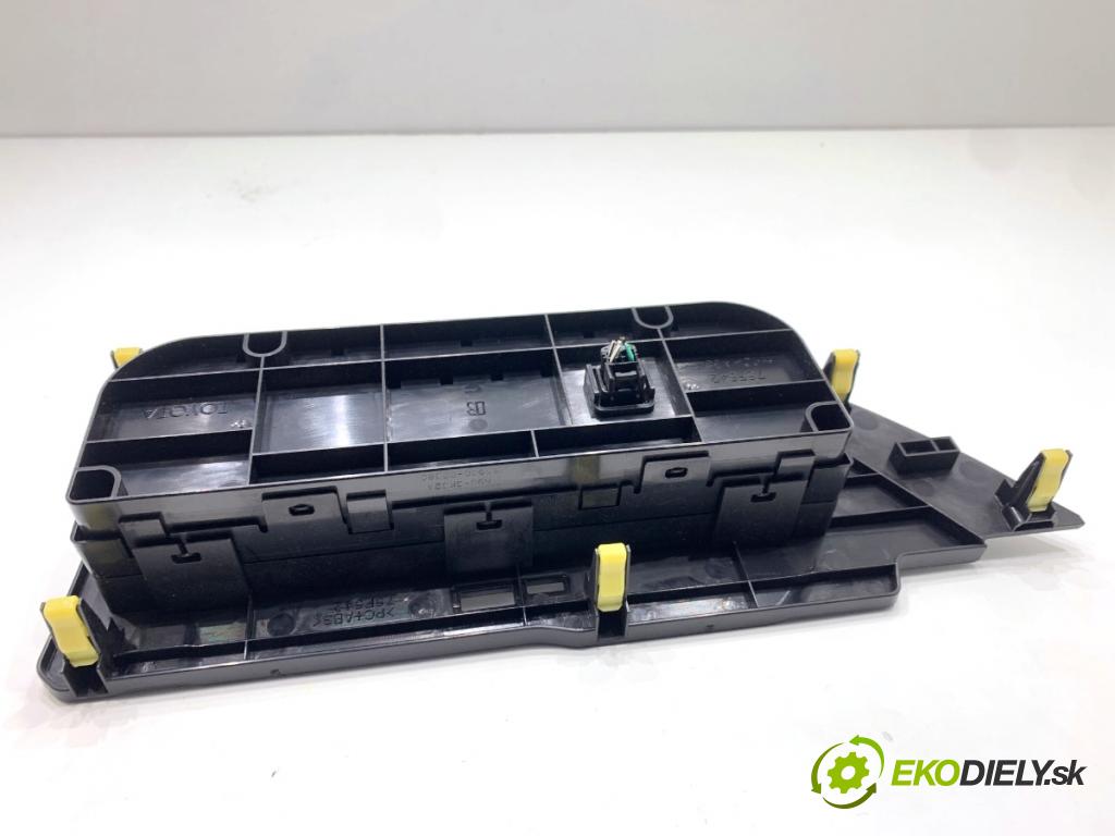 TOYOTA AURIS II liftback 2013 97 kW 1.6 (ZRE181_, ZRE185_) 1598 Panel ovládania kúrenia 55900-02380 (Prepínacie páčky pod volantom)