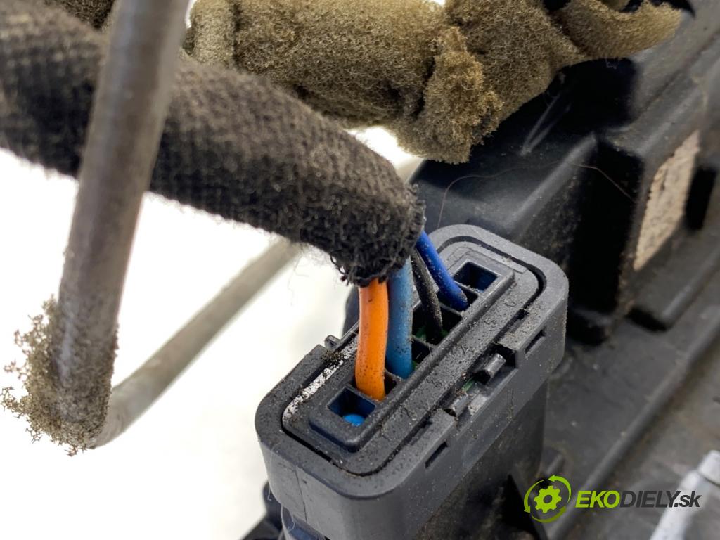 NISSAN QASHQAI J10 SUV 2007 110 kW 2.0 dCi 1995 zámok dveře levý přední část