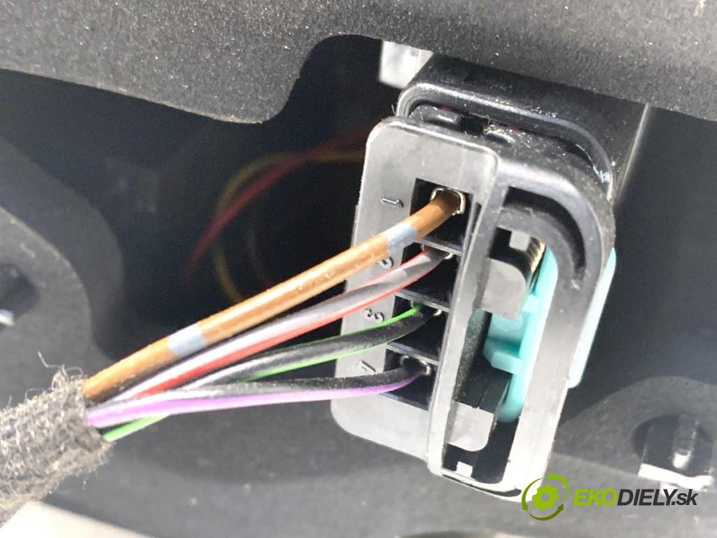 VW GOLF PLUS V liftback 2013 90 kW 1.4 TSI 1390 světlo pravý zadní část 5M0945096S