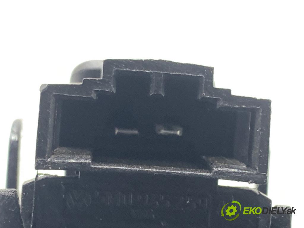 VW GOLF PLUS V liftback 2013 90 kW 1.4 TSI 1390 světlo zadní část pravá vnitřní 5M0945094S (Klika dveří ostatní)