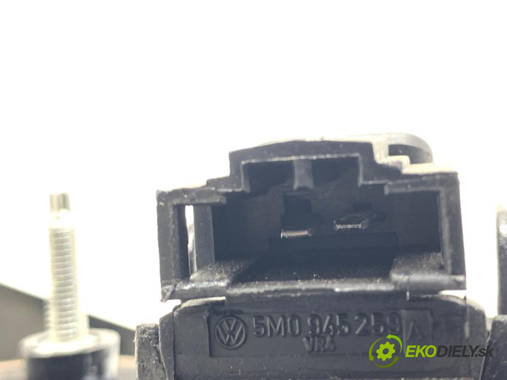 VW GOLF PLUS V liftback 2013 90 kW 1.4 TSI 1390 světlo zadní část levá strana vnitřní 5M0945093M (Klika dveří ostatní)